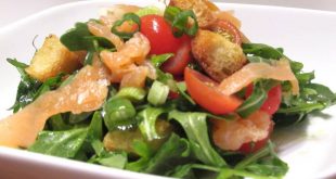 Evinizdeki basit malzemeler ile pratik bir somon füme diyet salatası hazırlayabilirsiniz.